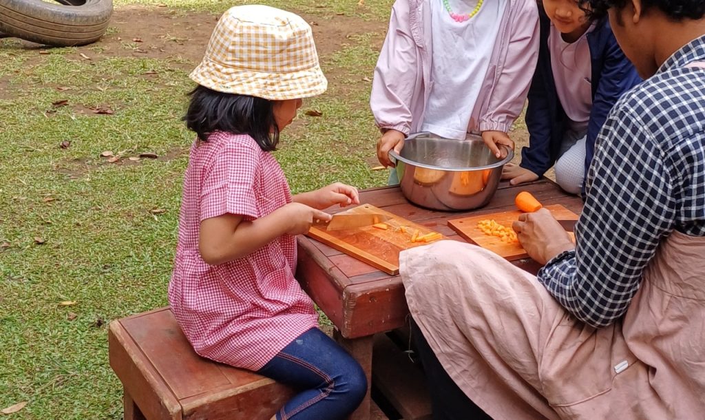 Bukan tentang memotong wortel, ini adalah latihan tanggung jawab dan kemandirian sejak dini.