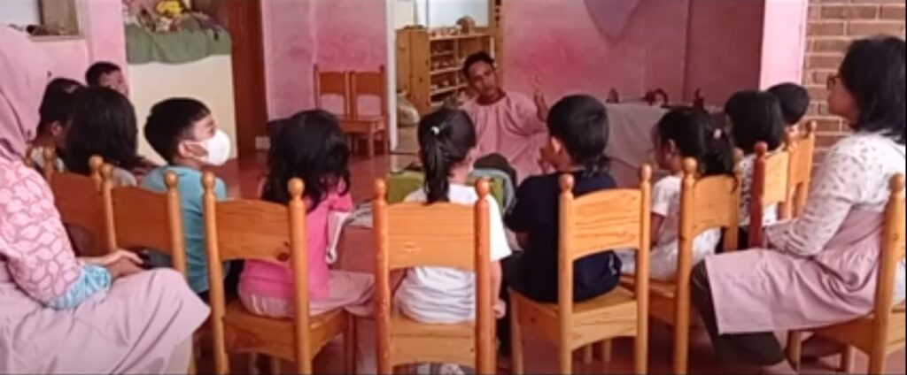 Suasana story telling di TK Jagad Alit Waldorf Bandung