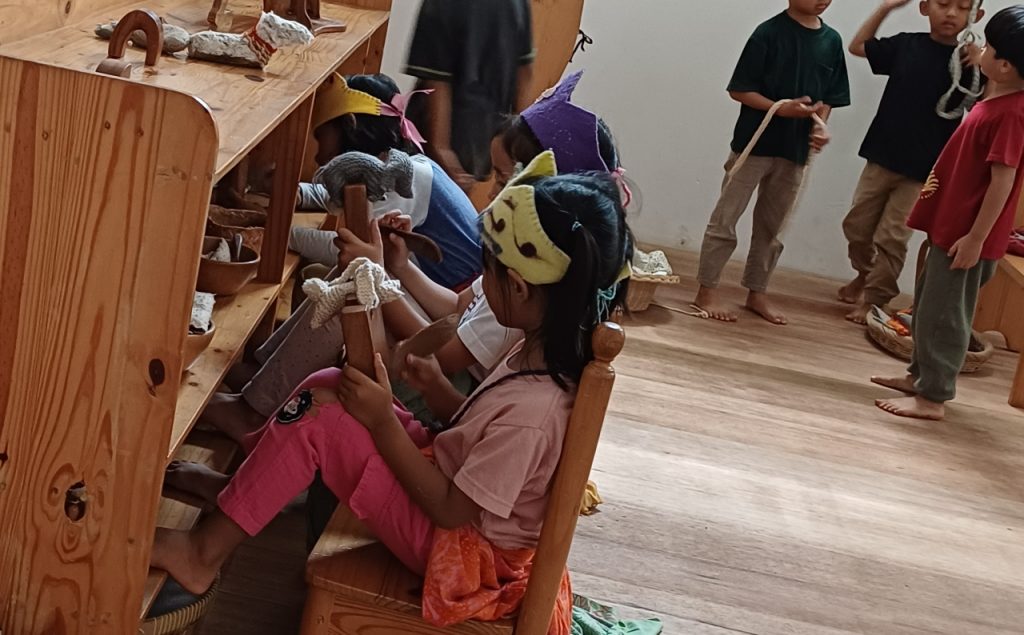 Dunia imajinasi: Di sini, kain sederhana bisa menjadi kapal, istana, atau apa pun yang dibayangkan anak.